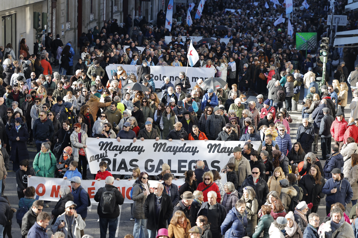 SANTIAGO DE COMPOSTELA, 15/12/2024.- Las plataformas Ulloa Viva y En Defensa da Ría de Arousa convocan una nueva manifestación, que cuenta con el respaldo de medio centenar de organizaciones sociales, sindicales y políticas, contra la instalación de una planta de microcelulosa en Palas (Lugo), impulsada por Greenfiber, filial de la portuguesa Altri y la gallega Greenalia, este domingo en Santiago de Compostela. EFE/Lavandeira jr