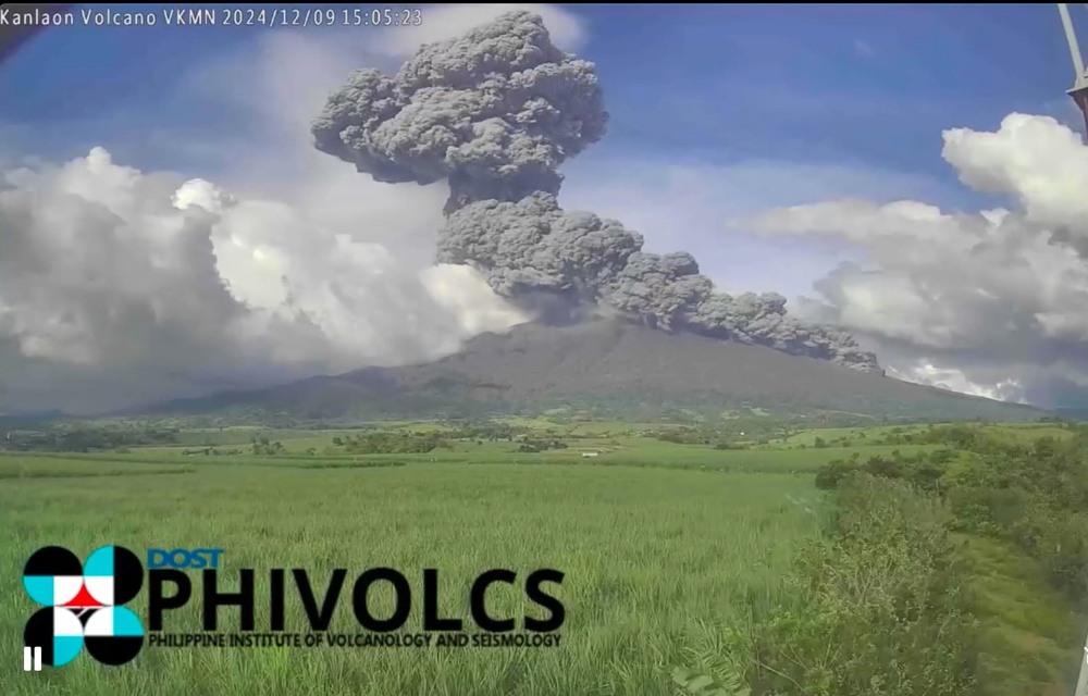 Momento de la erupción del volcán filipino Kanlaon, en la isla de Negros. EFE/EPA/PHILIPPINE INSTITUTE OF VOLCANOL HANDOUT HANDOUT/EDITORIAL USE ONLY/BEST QUALITY AVAILABLE/NO SALESHANDOUT EDITORIAL USE ONLY/NO SALES