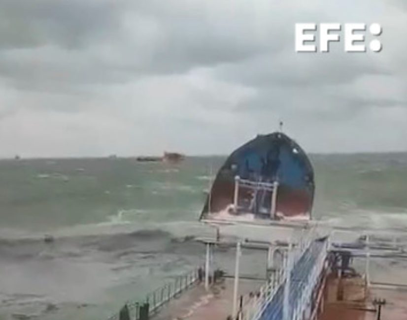 Dos petroleros rusos sufrieron hoy sendos accidentes en el estrecho de Kerch y vertieron petróleo en aguas del mar de Azov, donde se desató una fuerte tormenta, informó este domingo el Ministerio para Situaciones de Emergencia. Se trata del 'Bolgoneft 212', que encalló tras sufrir daños en la proa, y del 'Bolgoneft 239', que se encuentra a la deriva, según la fuente en Telegram. EFE/CANAL DE TELEGRAM DE LA FISCALÍA DE TRANSPORTE DEL SUR DE RUSIA. - *SOLO USO EDITORIAL/SOLO DISPONIBLE PARA ILUSTRAR LA NOTICIA QUE ACOMPAÑA* (CRÉDITO OBLIGATORIO)