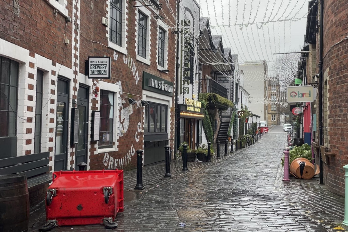 GLASGOW (REINO UNIDO), 24/01/2025.- La borrasca Éowyn ha dejado en Escocia 100.000 hogares sin electricidad, el 92 % de las escuelas cerradas y múltiples servicios médicos no urgentes cancelados, según datos difundidos este viernes por el gobierno escocés. En un comunicado, el ministro principal, John Swinney, indicó que "esta tormenta está causando un impacto significativo en todo el país, con árboles caídos, vehículos volcados y cortes de energía generalizados". EFE/ Susana Blaya