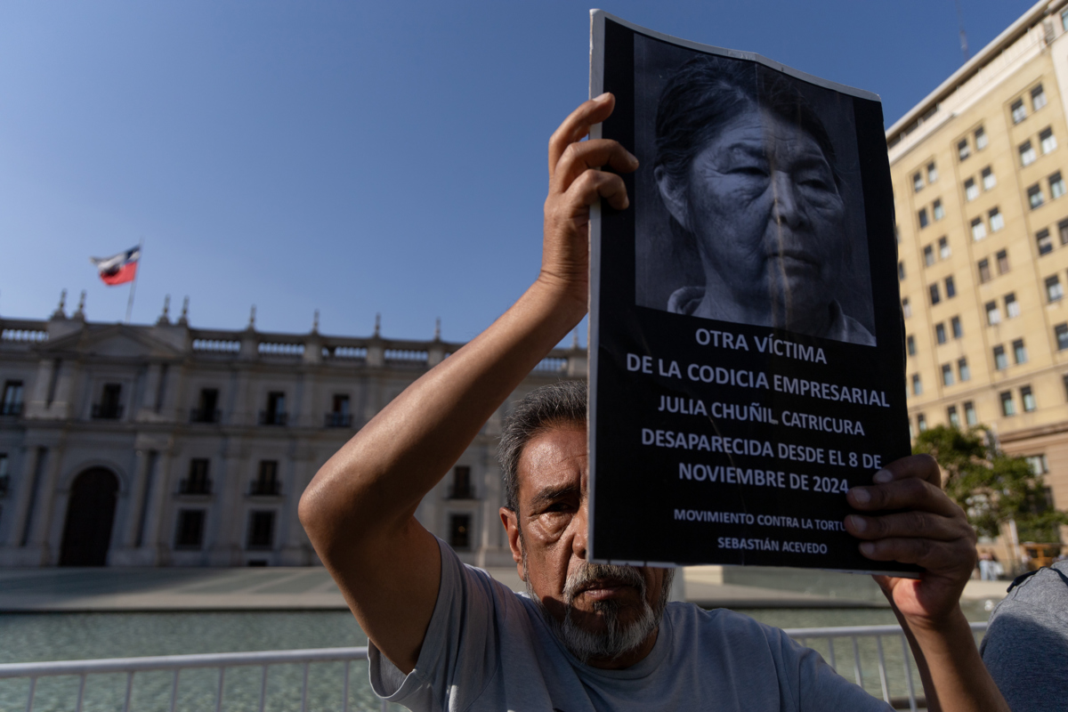 Fotografía de archivo de un hombre sosteniendo una imagen de la desaparecida lideresa mapuche, Julia Chuñil, durante una manifestación, en Santiago (Chile). EFE Ailen Díaz
