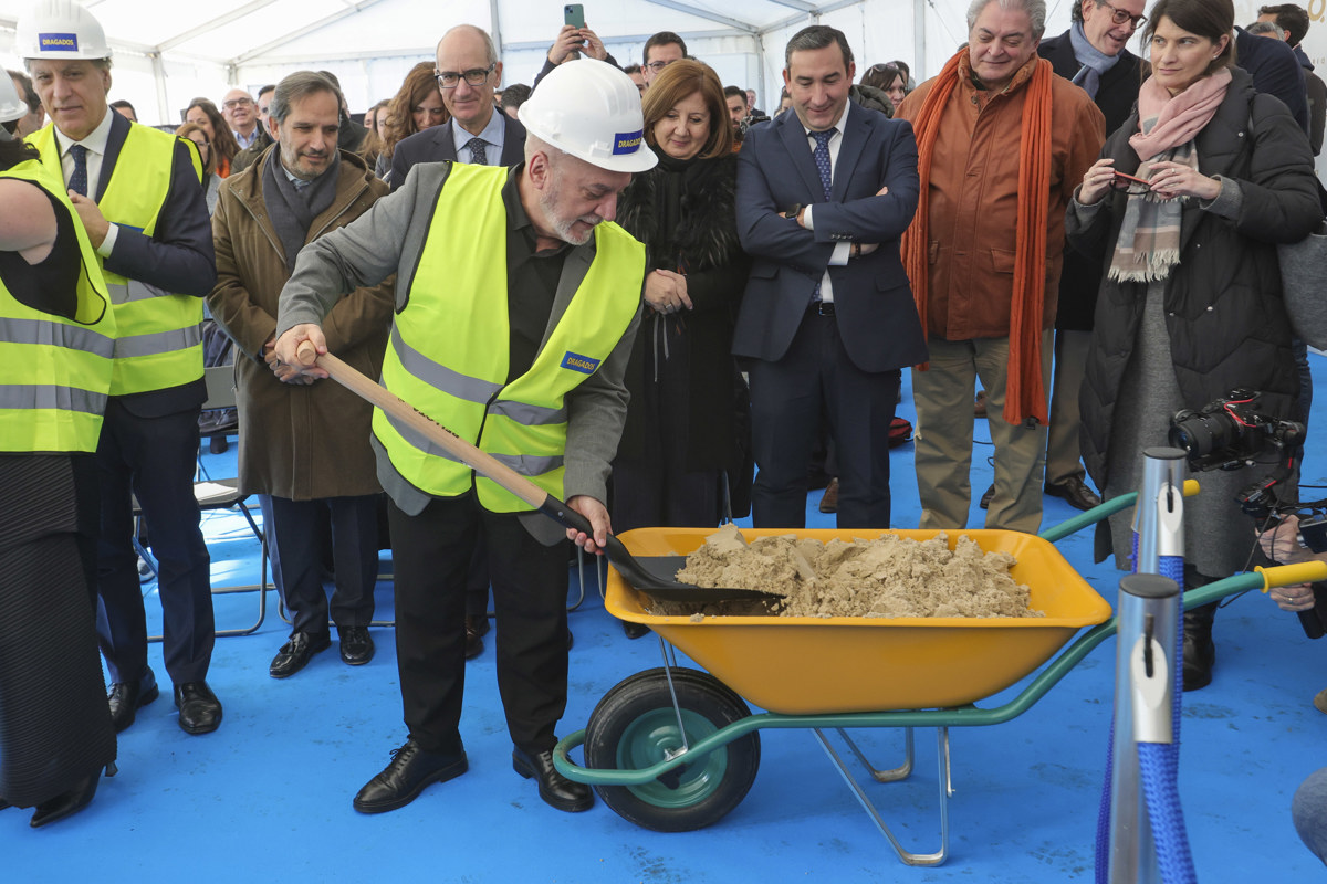 SALAMANCA, 15/01/2025.- El secretario de Estado de Ciencia, Innovación y Universidades, Juan Cruz Cigudosa García, durante el acto de colocación de la primera piedra de la mayor fábrica de insectos del mundo que se levantará en una primera fase antes de que termine este año en un polígono industrial cercano a Salamanca, un complejo que cuando esté terminado en 2028 ocupará 90.000 metros cuadrados y producirá 100.000 toneladas anuales de productos para usos diversos. EFE/J.M.GARCIA