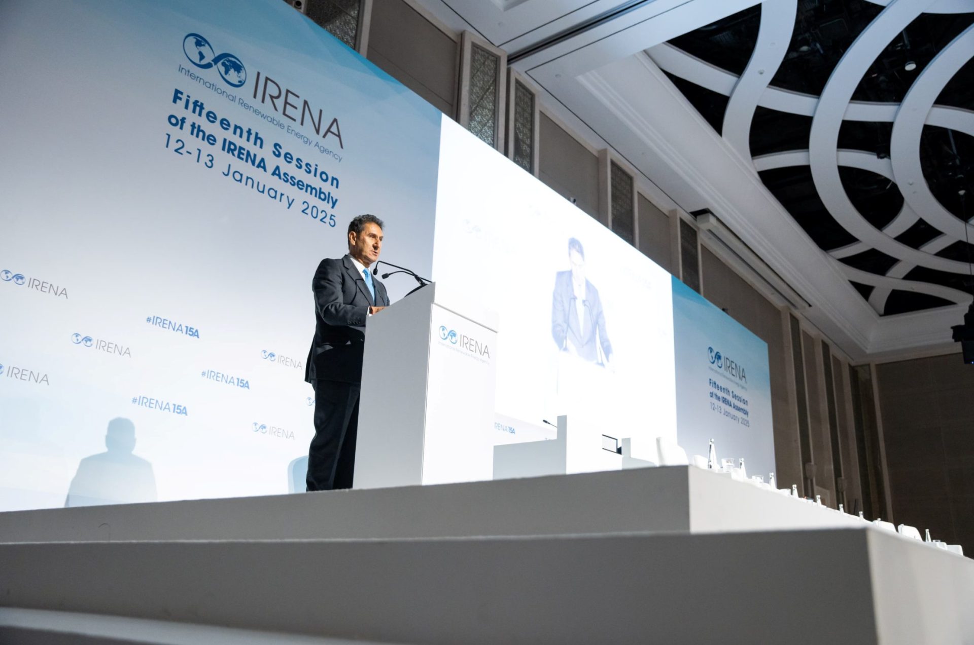 El director general de la agencia Internacional de Energías Renovables (IRENA), Francesco La Camera, ofrece una rueda de prensa este domingo durante la asamblea anual del organismo, que se celebra en Abu Dabi, capital de Emiratos Árabes Unidos. EFE/ IRENA