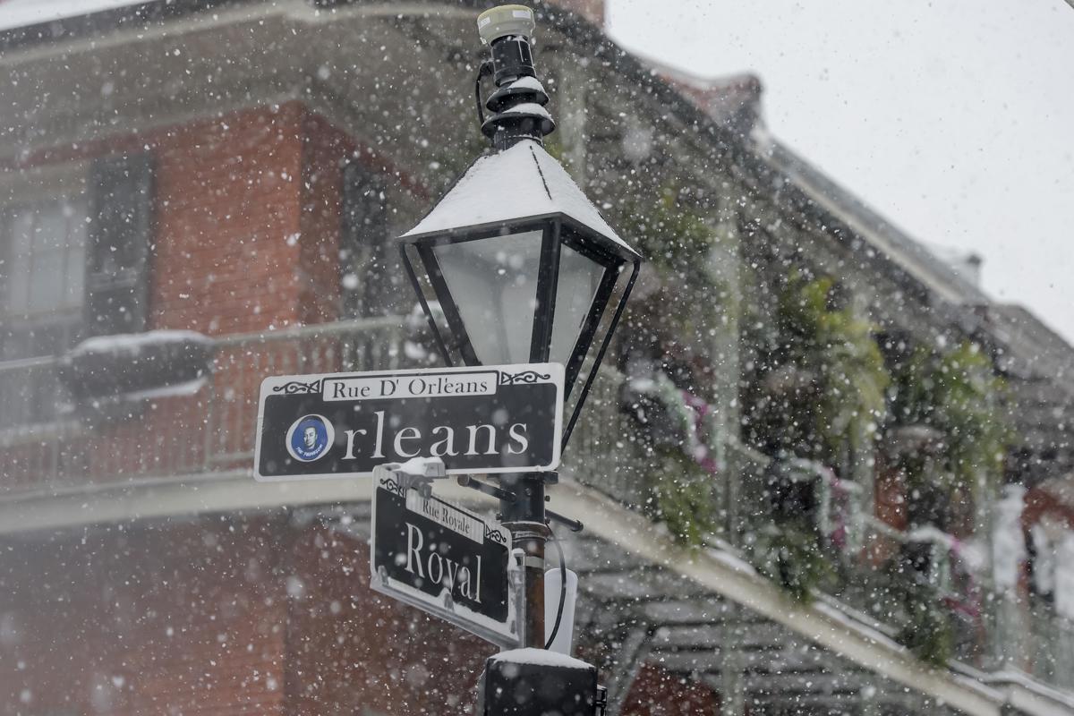 Nueva Orleans (Estados Unidos), 21/01/2025.- Una señal de tráfico en el Barrio Francés se ve oscurecida por una nevada durante una rara tormenta invernal en Nueva Orleans, Luisiana, EE.UU., el 21 de enero de 2025. Una tormenta invernal está afectando a la mayor parte de la costa del Golfo del sur de Estados Unidos. La tormenta ha dificultado los viajes y ha cerrado escuelas y negocios en la zona. (tormenta, Estados Unidos, Nueva Orleáns) EFE/EPA/DERICK HINGLE