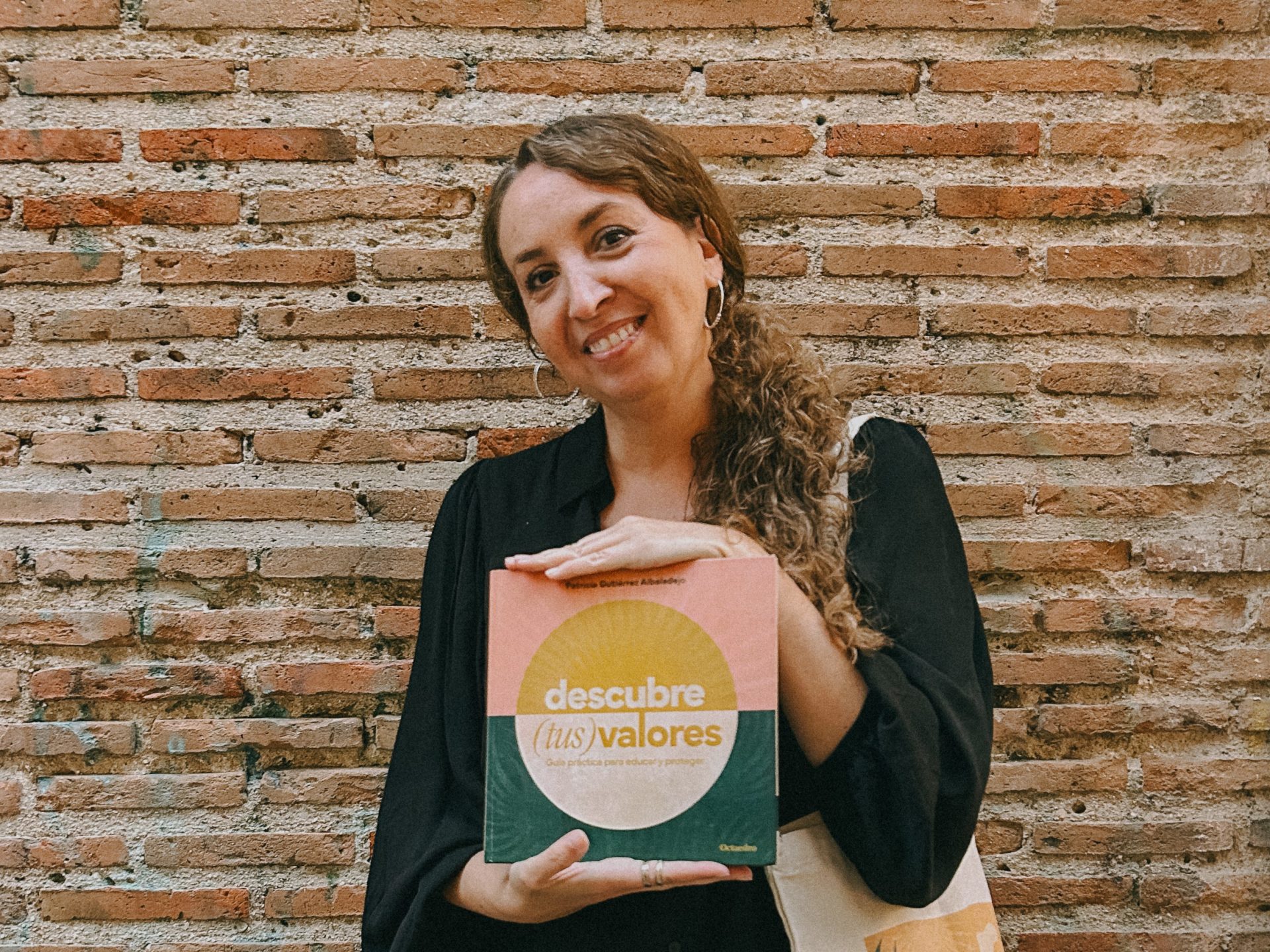 Patricia Gutiérrez con su libro "Descubre (tus) valores". Imagen cedida por Patricia Gutiérrez.