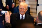 Washington (Estados Unidos), 20/01/2025.- El presidente Donald Trump es fotografiado con miembros del Congreso después de dirigirse a invitados y simpatizantes en una sala de desbordamiento en el Salón de la Emancipación del Capitolio de Estados Unidos para su ceremonia de investidura en Washington, DC, el lunes 20 de enero de 2025. EFE/EPA/Greg Nash / POOL