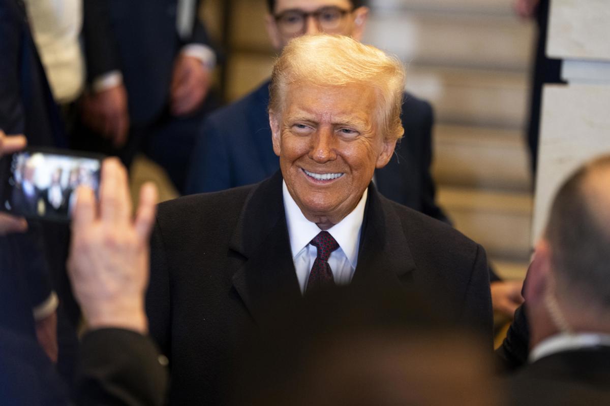 Washington (Estados Unidos), 20/01/2025.- El presidente Donald Trump es fotografiado con miembros del Congreso después de dirigirse a invitados y simpatizantes en una sala de desbordamiento en el Salón de la Emancipación del Capitolio de Estados Unidos para su ceremonia de investidura en Washington, DC, el lunes 20 de enero de 2025. EFE/EPA/Greg Nash / POOL