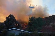 Un helicóptero arroja agua sobre una casa durante el incendio forestal de Palisades en Los Ángeles, California (EE.UU.). EFEALLISON DINNER