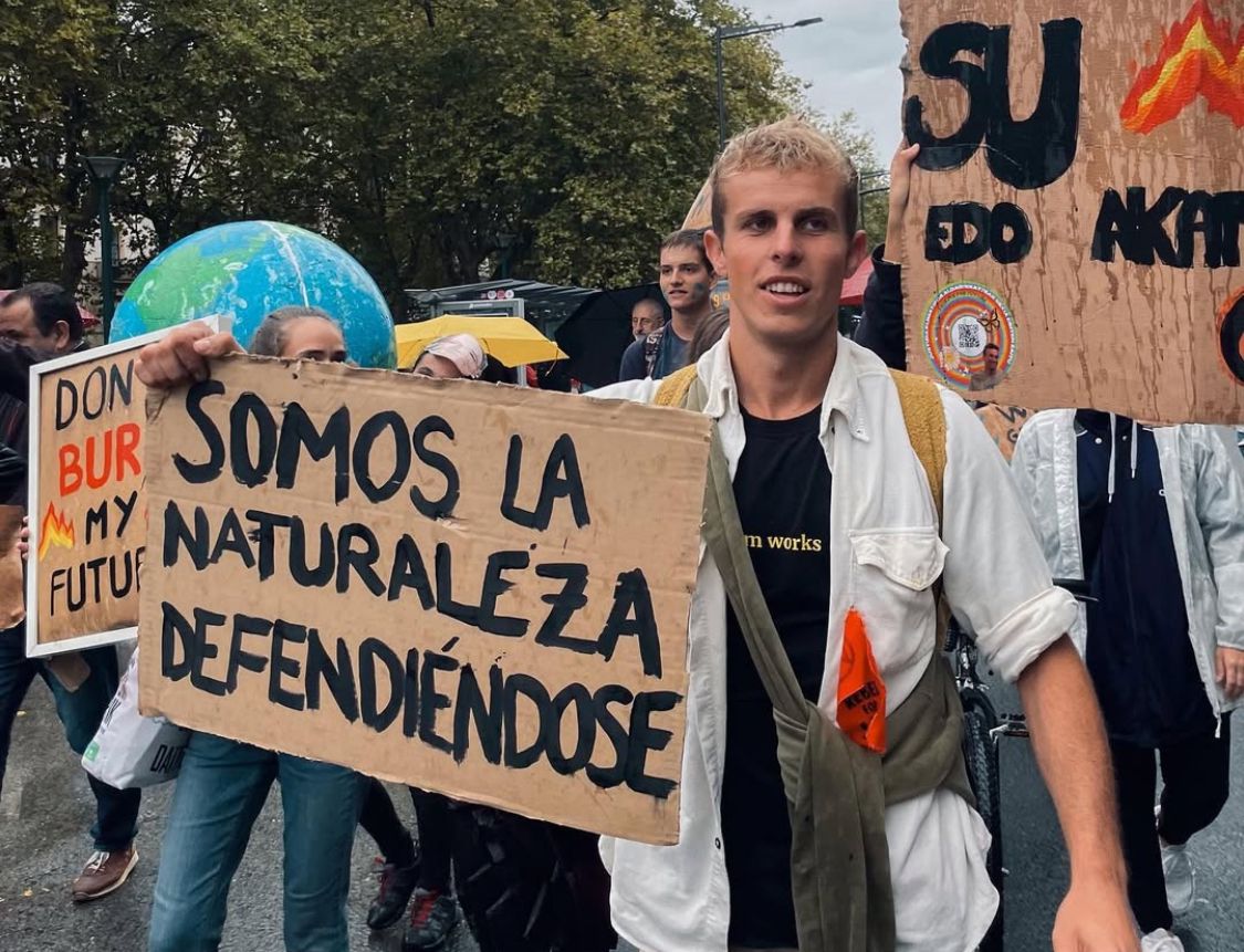 El creador de contenido y activista, Jon Kareaga en una manifestación. Imagen cedida por Jon Kareaga.