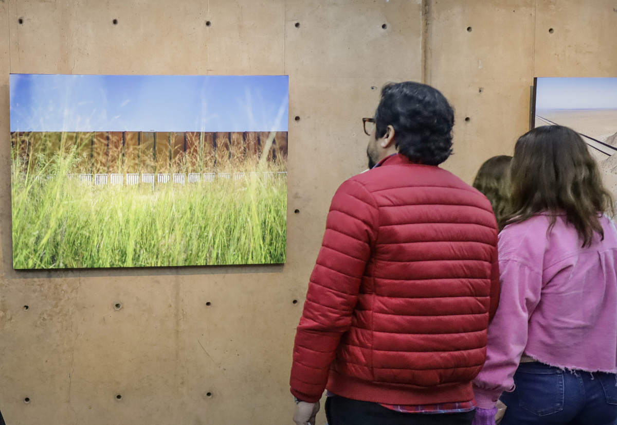 El fotógrafo mexicano Guillermo Arias exhibe la destrucción natural del muro fronterizo - EFEverde