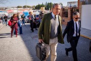 José María García Carranza (2d), abogado de Luis Martínez de Irujo Hohenlohe-Langenburg, nieto de la duquesa de Alba, saliendo hoy jueves del Juzgado de Primera Instancia e Instrucción 1 de Sanlúcar la Mayor (Sevilla), tras asistir a la declaración de su defendido en en el marco de la investigación por supuestas extracciones de agua no autorizadas en la finca Aljobar de Aznalcázar, en el entorno de Doñana, en la que ha declarado que inició la regularización de los pozos investigados en una finca de su familia a raíz de la denuncia de la Confederación Hidrográfica del Guadalquivir que motivó luego la causa judicial. EFE/ Julio Muñoz