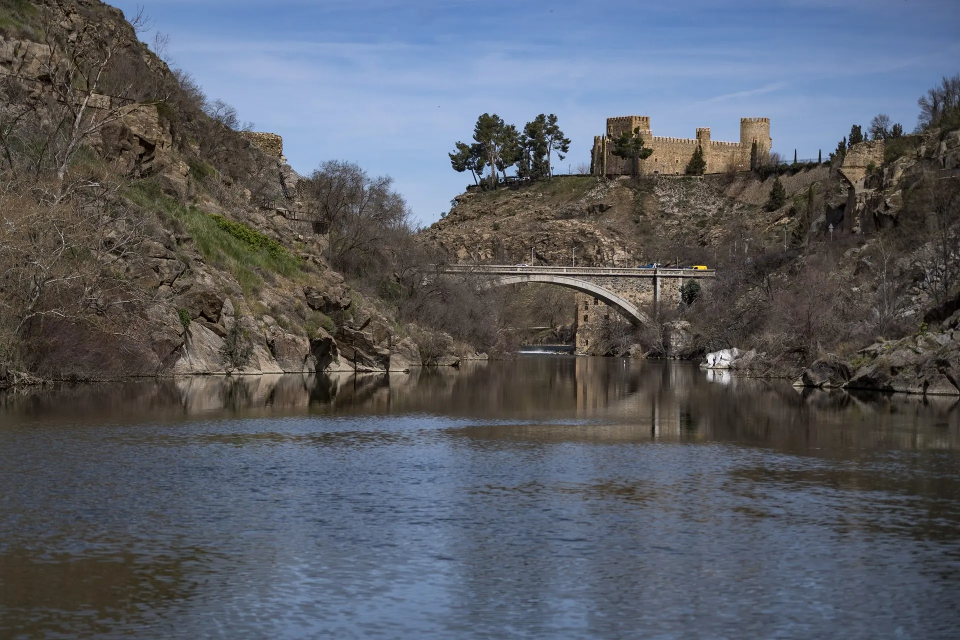 Imagen de archivo que muestra al río Tajo a su paso por Toledo, con el Castillo de San Servando al fondo. EFE/Ismael Herrero