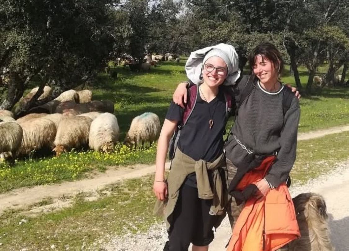 Zuriñe y Celia, compañeras de pastoreo. Imagen cedida por Zuriñe.