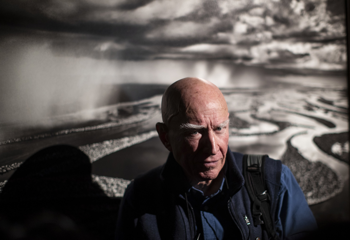 CIUDAD DE MÉXICO (MÉXICO), 06/02/2025.- El fotógrafo brasileño Sebastião Salgado habla durante una rueda de prensa este jueves, en el Museo Nacional de Antropología, en Ciudad de México (México). Un llamado para salvar y proteger la Amazonía, la selva tropical más grande del mundo es lo que pretende ser la exposición ‘Amazônia’, del fotógrafo brasileño Sebastião Salgado, la cual podrá ser vista en el Museo Nacional de Antropología de la Ciudad de México a partir de este 7 de febrero y hasta finales de mayo. EFE/ Isaac Esquivel