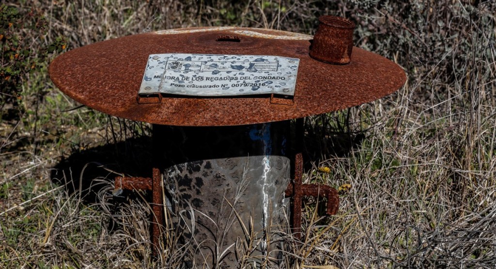 Fotografía de archivo de un pozo clausurado en el término de Lucena del Puerto (Huelva), en el entorno de Doñana. EFE/José Manuel Vidal
