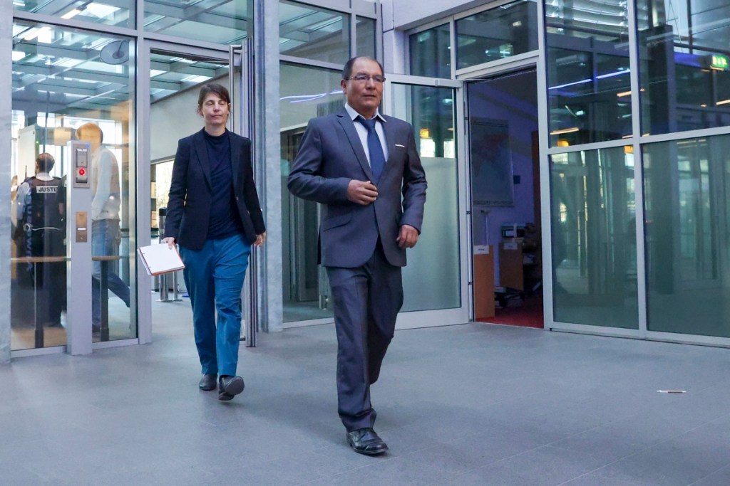 El agricultor peruano Saúl Lliuya llega a su juicio contra RWE AG en el Tribunal Superior Regional de Hamm, Alemania, el 19 de marzo de 2025. La quinta Sala Civil del Tribunal Superior del Distrito de Hamm pretende celebrar una audiencia oral en la apelación del agricultor y guía de montaña peruano Saúl Luciano Lliuya. En esta demanda de justicia climática, la empresa alemana de energía eléctrica RWE podría ser parcialmente responsable de las medidas de protección contra el cambio climático en los Andes peruanos. (Alemania) EFE/EPA/CHRISTOPHER NEUNDORF