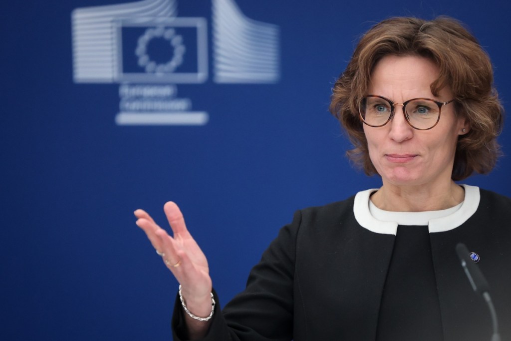 La comisaria europea de Medio Ambiente, Resiliencia Hídrica y Economía Circular Competitiva, Jessika Roswall, en la Comisión Europea en Bruselas, Bélgica, el 25 de febrero de 2025. EFEEPAOLIVIER MATTHYSArchivo
