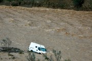 18/03/2025.- Una furgoneta es arrastrada por el río Campanillas a su paso por Almogía, en la estación de Gobernantes, este martes. Las intensas lluvias registradas durante la madrugada en la provincia de Málaga han provocado el desbordamiento del río Guadalhorce y el río Campanillas, lo que ha afectado a varias barriadas de los municipios de Málaga capital y Cártama. El río Campanillas también se ha desbordado sobre las 5:00 horas, ya que la presa de Casasola está al límite de su capacidad y tiene el desagüe atorado, por lo que está aliviando por la parte superior todo el agua que ha recibido de la lluvia. EFE/Jorge Zapata