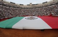 Fotografía de una bandera de México este miércoles, en la corrida del 79 Aniversario de la Plaza de Toros México, en Ciudad de México (México). EFE/ Mario Guzmán