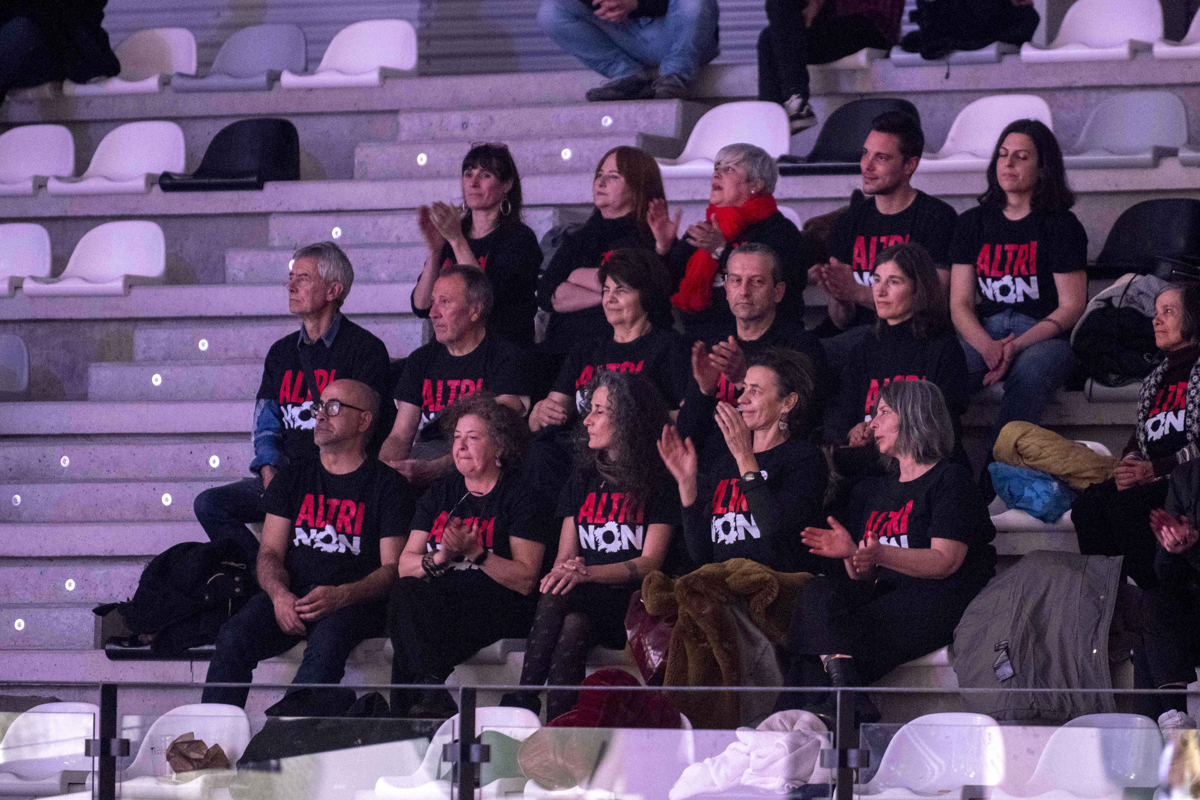 Lalín (Pontevedra), 15/03/2025.- Asistentes a la gala de entrega de la XXIII edición de los Premios Mestre Mateo que se ha celebrado hoy sábado en el Lalín Arena de la localidad pontevedresa con camisetas en contra de la instalación de la macrocelulosa Altri. EFE / Brais Lorenzo.
