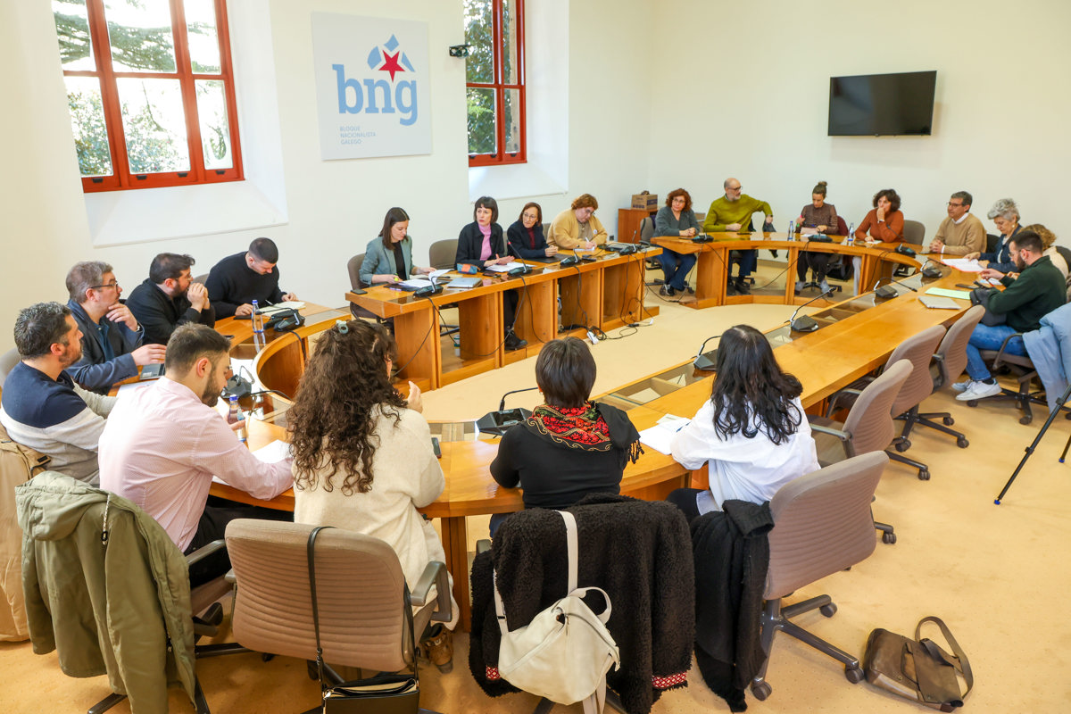 SANTIAGO DE COMPOSTELA (ESPAÑA), 15/03/2025.- La portavoz nacional del BNG, Ana Pontón (c) preside este sábado una reunión de urgencia de su grupo parlamentario en el Parlamento Gallego, tras la publicación del informe ambiental favorable al proyecto de macrocelulosa de Altri. EFE/Xoán Rey