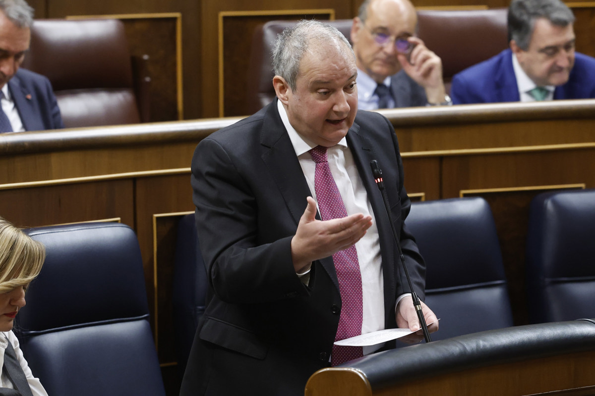 El ministro de Industria y Turismo, Jordi Hereu, durante su intervención en la sesión de control al Ejecutivo que tiene lugar este miércoles en el Congreso. EFE/ JUAN CARLOS HIDALGO