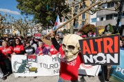 Centenares de personas convocadas por las plataformas contra la implantación de la macrocelulosa Altri en Palas de Rei (Lugo) participan en la concentración en Arzúa (A Coruña) este domingo contra la empresa tras tras obtener esta la Declaración de Impacto Ambiental (DIA) favorable. EFE/Lavandeira jr