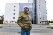 La Justicia alemana comenzó este lunes a juzgar de nuevo la demanda civil presentada por el guía de montaña peruano Saúl Luciano Lliuya (en la imagen) contra la energética germana RWE, en lo que el denunciante espera desemboque en una sentencia histórica que permita multar a grandes emisores que aceleran el cambio climático, incluido el deshielo del glaciar cercano a su comunidad en los Andes. EFE/Germanwatch/Alexander Luna -SOLO USO EDITORIAL/SOLO DISPONIBLE PARA ILUSTRAR LA NOTICIA QUE ACOMPAÑA (CRÉDITO OBLIGATORIO)-