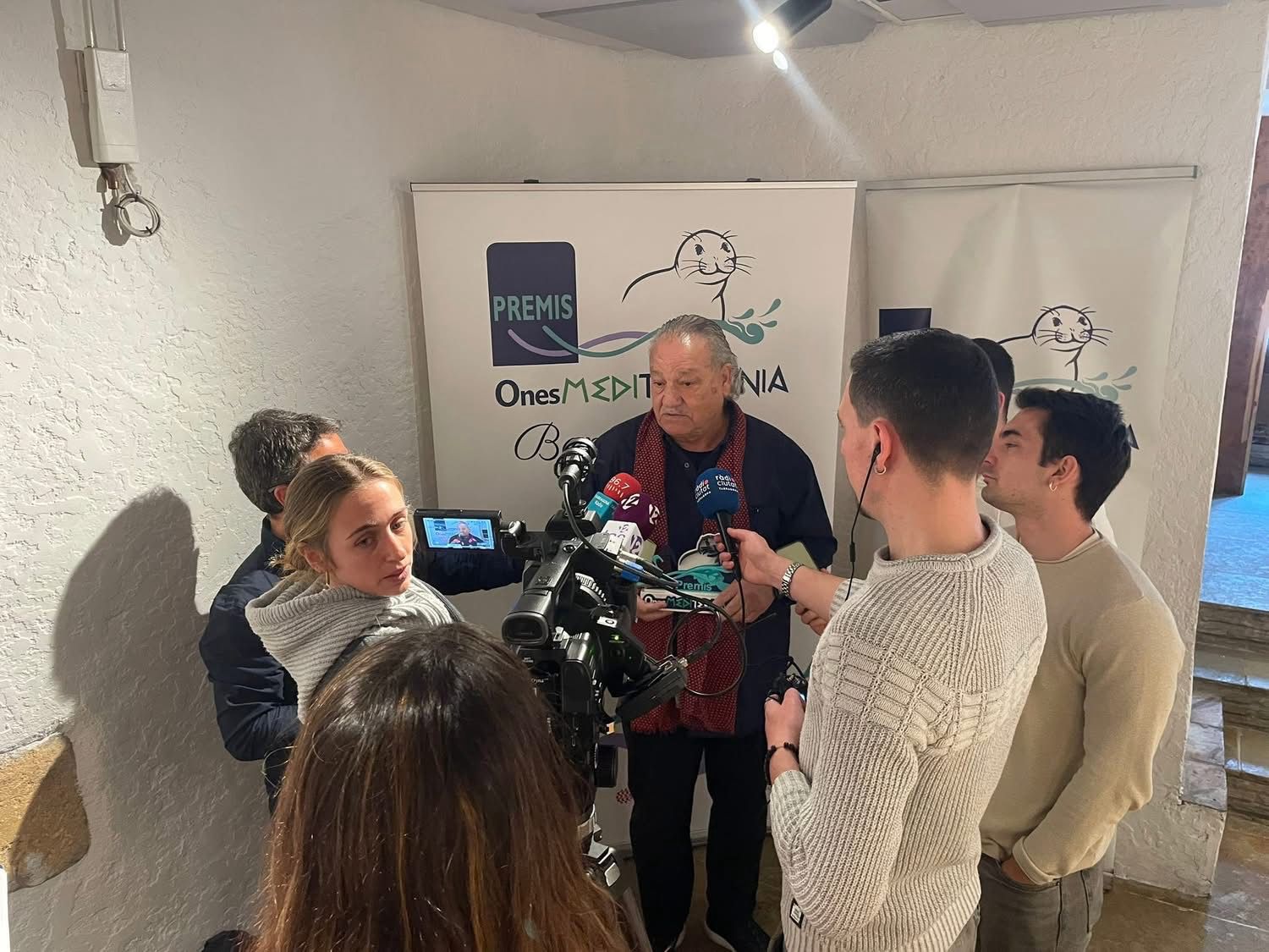 Angel Juarez comunicando los galadores de los Premios Ones 2025