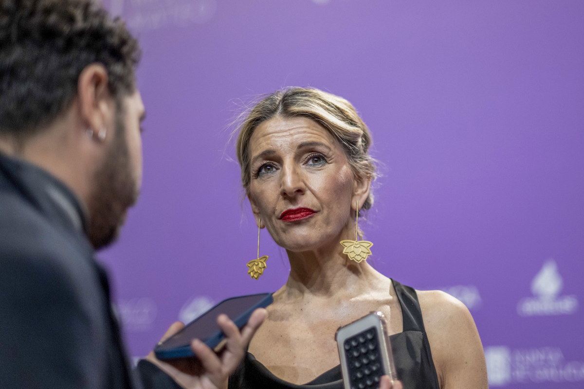 Lalín (Pontevedra), 15/03/2025.- La vicepresidenta del Gobierno, Yolanda Díaz, a su llegada a la gala de entrega de la XXIII edición de los Premios Mestre Mateo que se celebra hoy sábado en el Lalín Arena de la localidad pontevedresa. EFE / Brais Lorenzo.