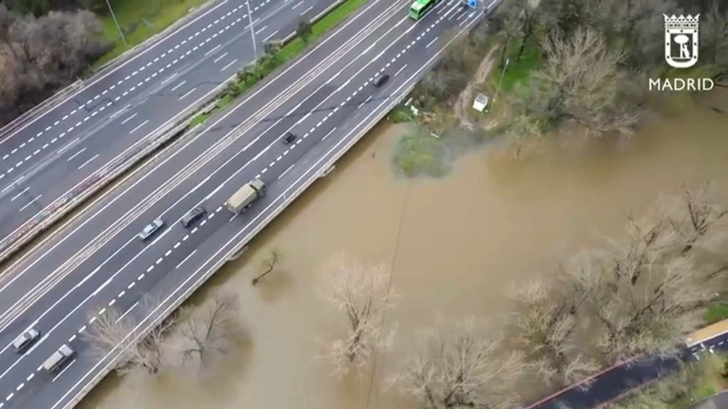 El paso de la borrasca Martinho ha vuelto a dejar lluvias este viernes en la Comunidad de Madrid, aunque menos persistentes que en las últimas horas salvo en la sierra, por lo que se mantiene la vigilancia en la crecida de los ríos Manzanares (en la imagen), Jarama, Henares y Tajuña ante posibles desbordamientos. EFE/Policía Municipal de Madrid