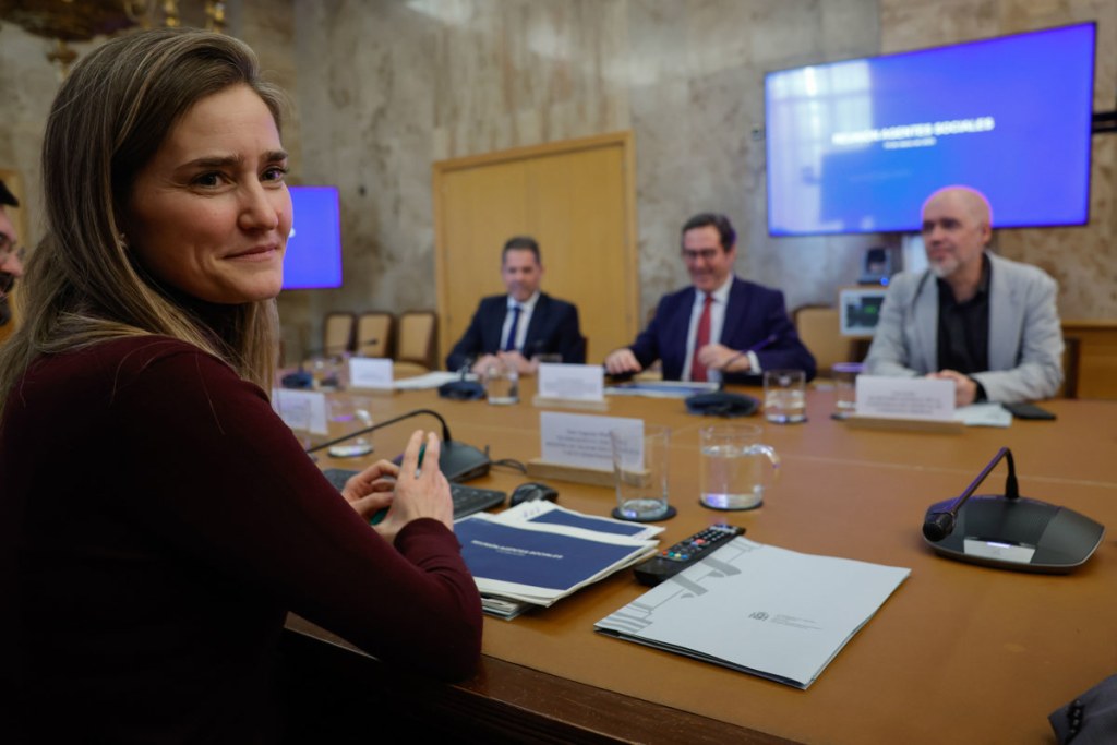 La vicepresidenta y ministra para la Transición Ecológica y el Reto Demográfico, Sara Aagesen (izda), se reúne este miércoles con Antonio Garamendi, presidente de CEOE; Gerardo Cuerva, presidente de CEPYME; Unai Sordo (dcha), secretario general de CCOO y Lola Navarro (fuera de la imagen), vicepresidenta general de UGT, para abordar diversas cuestiones en el marco de la Agenda Verde europea. EFE/Zipi Aragón