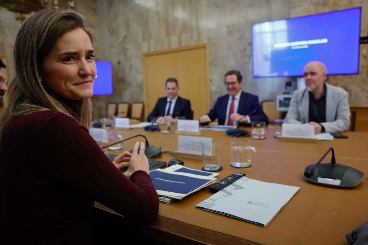 La vicepresidenta y ministra para la Transición Ecológica y el Reto Demográfico, Sara Aagesen (izda), se reúne este miércoles con Antonio Garamendi, presidente de CEOE; Gerardo Cuerva, presidente de CEPYME; Unai Sordo (dcha), secretario general de CCOO y Lola Navarro (fuera de la imagen), vicepresidenta general de UGT, para abordar diversas cuestiones en el marco de la Agenda Verde europea. EFE/Zipi Aragón