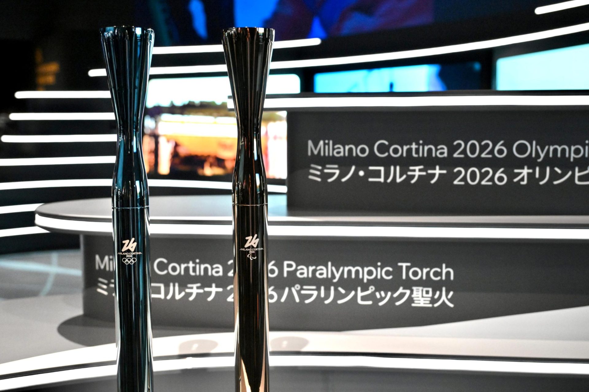 La organización de los Juegos Olímpicos y Paralímpicos de Invierno Milán-Cortina 2026 presentó este lunes de forma simultánea en Osaka y Milan sus dos nuevas antorchas sostenibles, fabricadas con materiales reciclados y un sistema que permite recargarlas 10 veces, lo que reduce el número de cambios necesarios durante los relevo. EFE/ALESSANDRO DI MEO