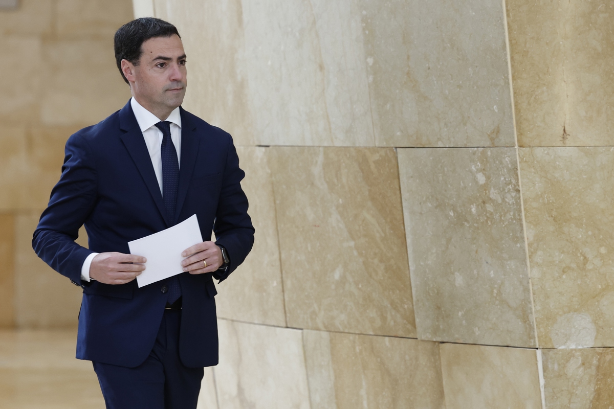 El lehendakari, Imanol Pradales, ha ofrecido este jueves declaraciones a los medios de comunicación en torno a las repercusiones de la política arancelaria anunciada por el presidente de Estados Unidos, Donald Trump. EFE/ Miguel Toña