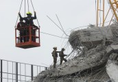 Trabajadores de rescate tailandeses (izq.) e israelíes (der.) llevan a cabo una operación de búsqueda en el lugar de un edificio que colapsó tras un terremoto en Bangkok, Tailandia, el 01 de abril de 2025. Al menos 20 personas fueron confirmadas muertas, 34 heridas y 78 permanecen desaparecidas en Bangkok, incluidos al menos 13 personas que murieron tras el colapso de un edificio de 30 pisos debido a los temblores del terremoto de magnitud 7.7 que golpeó Myanmar, según el Centro de Emergencias Médicas Erawan. Terremoto/sismo, Birmania, Tailandia EFE/EPA/NARONG SANGNAK