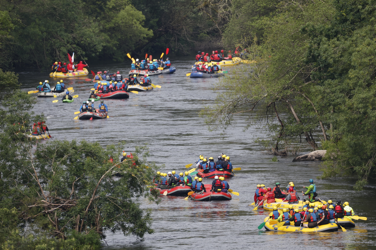 Padrón (A Coruña), 4/05/2025.- Miembros de colectivos ecologistas y movimientos vecinales bajan por el en balsas por el Ulla, río del que la multinacional lusa Altri quiere extraer millones de litros de agua para su planta macrocelulosa proyectada en Palas de Rei, este domingo en Padrón, A Coruña. EFE/Lavandeira jr