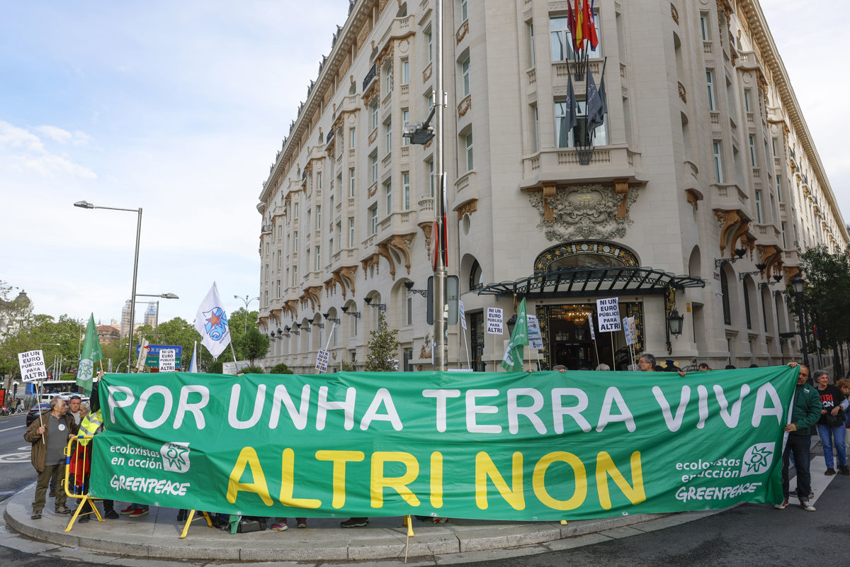 MADRID, 08/05/2025.- Concentración de la Plataforma Ulloa Viva Ecologistas en Acción y Greenpeace para exigir al Gobierno español que rechace subvencionar el proyecto de macrofábrica de celulosa de la multinacional Altri y respete la voluntad del pueblo gallego este jueves, frente al Congreso en Madrid. EFE/ Juanjo Martín