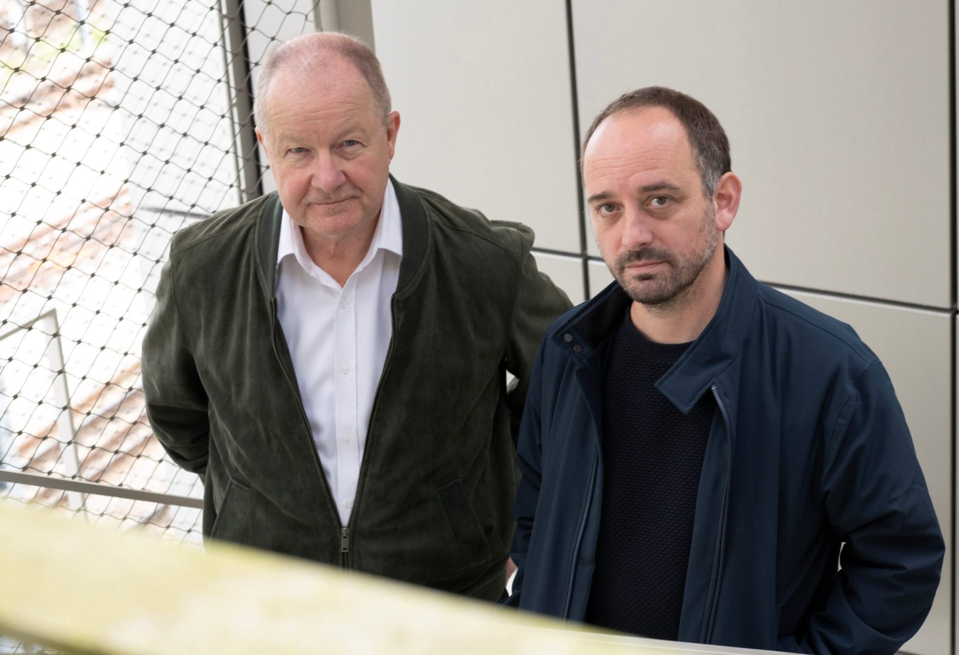 En la imagen, Hervé Kempf (i) y el ilustrador Juan Méndez (d). EFE/Jerome Panconi/Garbuix Books.