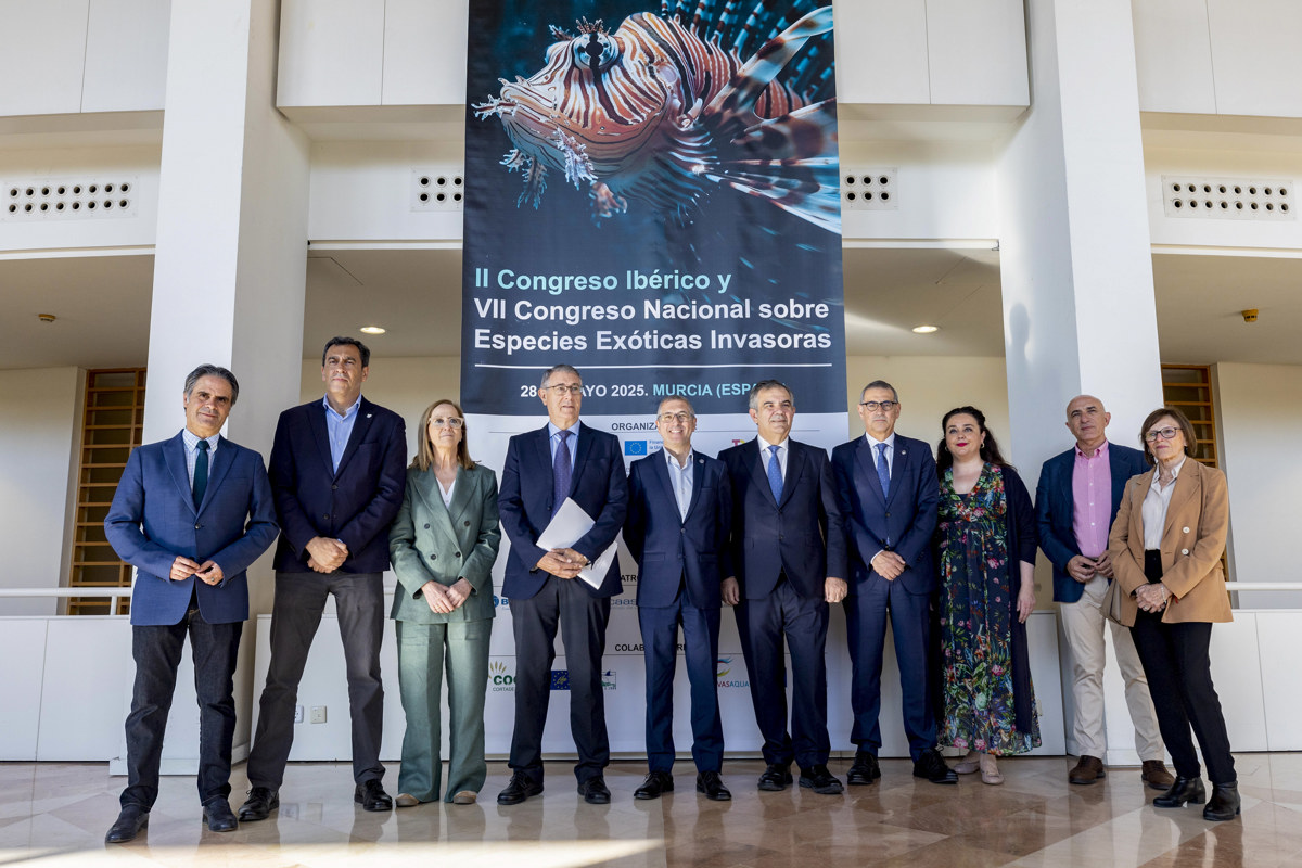 MURCIA, 28/05/2025.- El secretario de Estado de Medio Ambiente Hugo Morán, (5d), el consejero de Medio Ambiente de Murcia Juan María Vázquez (5d), los presidentes de las Confederaciones Hidrográficas del Segura, Mario Urrea (4i), del Tajo, Antonio Yañez Cidad (2i), del Guadiana Samuel Moraleda Ludeña (2d) y del Duero María Jesús Lafuente (3i), entre otros, posan para la foto de familia durante un momento del II Congreso Ibérico y VII Congreso Nacional sobre especies Exóticas Invasoras, este miércoles en el Auditorio Víctor Villegas de Murcia. EFE/Marcial Guillén