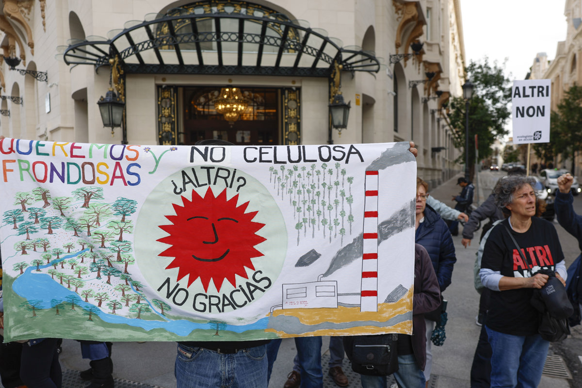 MADRID, 08/05/2025.- Concentración de la Plataforma Ulloa Viva Ecologistas en Acción y Greenpeace para exigir al Gobierno español que rechace subvencionar el proyecto de macrofábrica de celulosa de la multinacional Altri y respete la voluntad del pueblo gallego este jueves, frente al Congreso en Madrid. EFE/ Juanjo Martín
