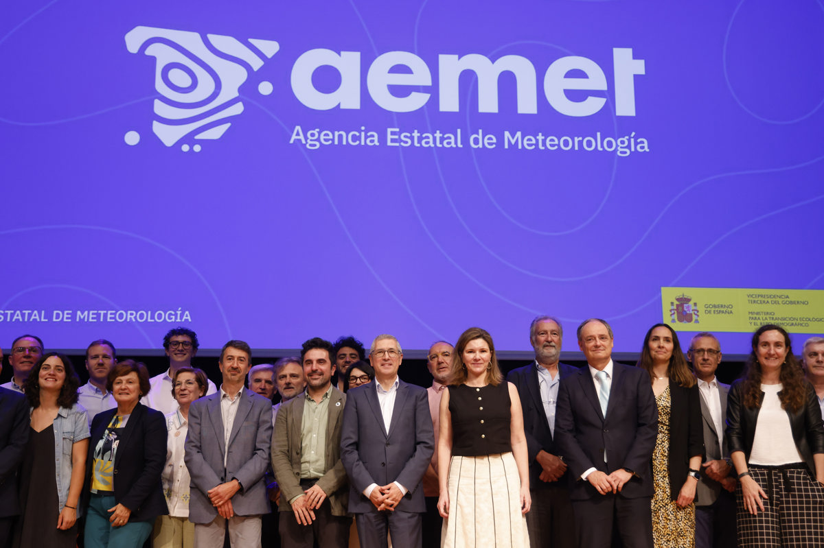 El secretario de Estado, Hugo Morán (c-i) junto a la presidenta de AEMET, María José Rallo (c-d), durante la presentación del plan estratégico y la nueva imagen corporativa de la AEMET, este martes en Madrid. EFE/ Blanca Millez