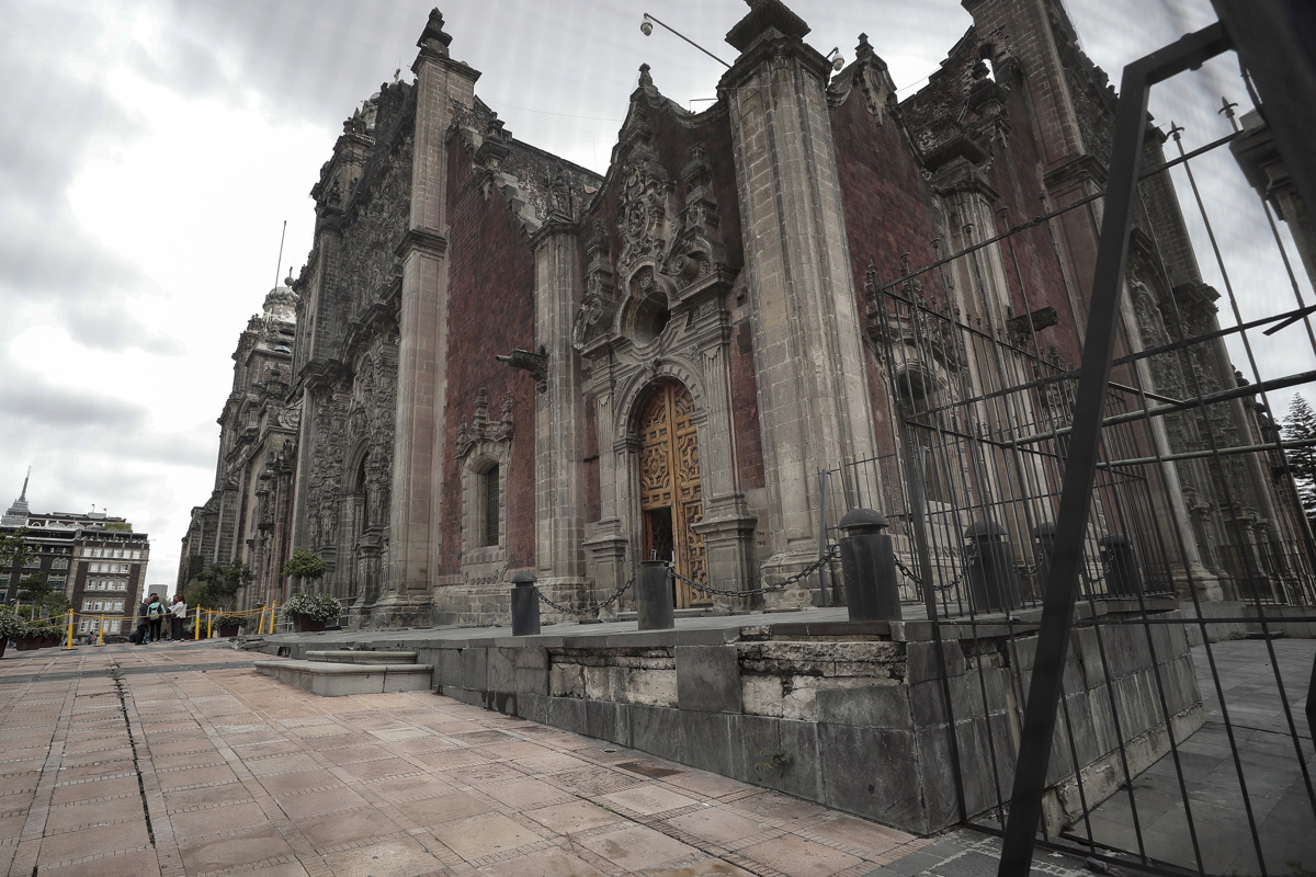 MEX6153. CIUDAD DE MÉXICO (MÉXICO), 24/06/2025.- Fotografía que muestra el nivel sobre el suelo de la Catedral Metropolitana este lunes, en la Ciudad de México (México). Con un hundimiento promedio de 10 a 30 centímetros anuales, la Ciudad de México tendrá zonas “inhabitables” y se verá obligada a realizar “desplazamientos forzados” en menos de 10 años para poder hacer frente a las inundaciones y la falta de agua, alertaron este martes a EFE geólogos de la Universidad Nacional Autónoma de México (UNAM). EFE/ Isaac Esquivel