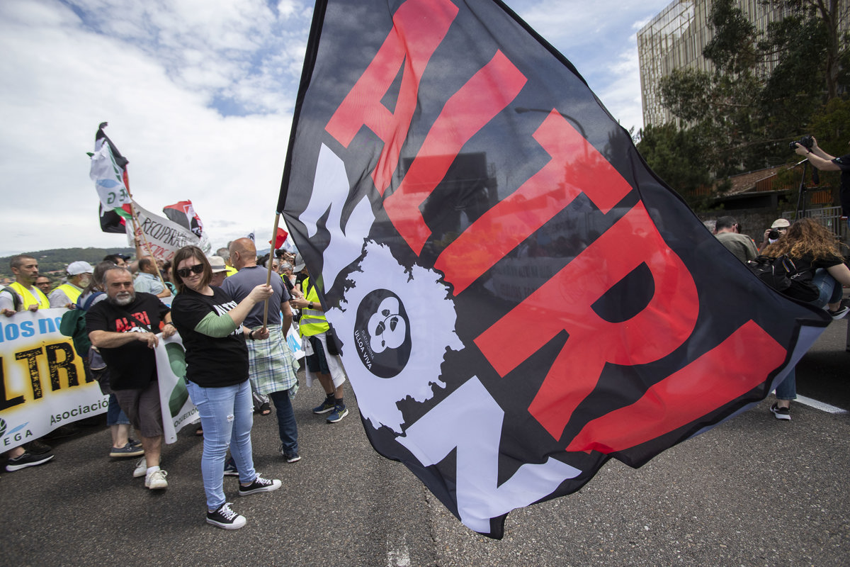 PONTEVEDRA, 01/06/2025.- Colectivos ecologistas, plataformas vecinales y movimientos sociales han convocado una nueva manifestación para reclamar la marcha de la fábrica de celulosa de Ence de la ría de Pontevedra y frenar el proyecto de Altri en Palas (Lugo), en lo que han denominado como campaña contra un modelo industrial "depredador e insostenible". EFE/ Salvador Sas