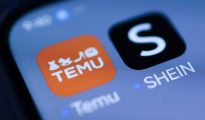 Las aplicaciones de comercio electrónico Temu y Shein se muestran en un teléfono inteligente en Berlín en un imagen de archivo. EFE/EPA/HANNIBAL HANSCHKE