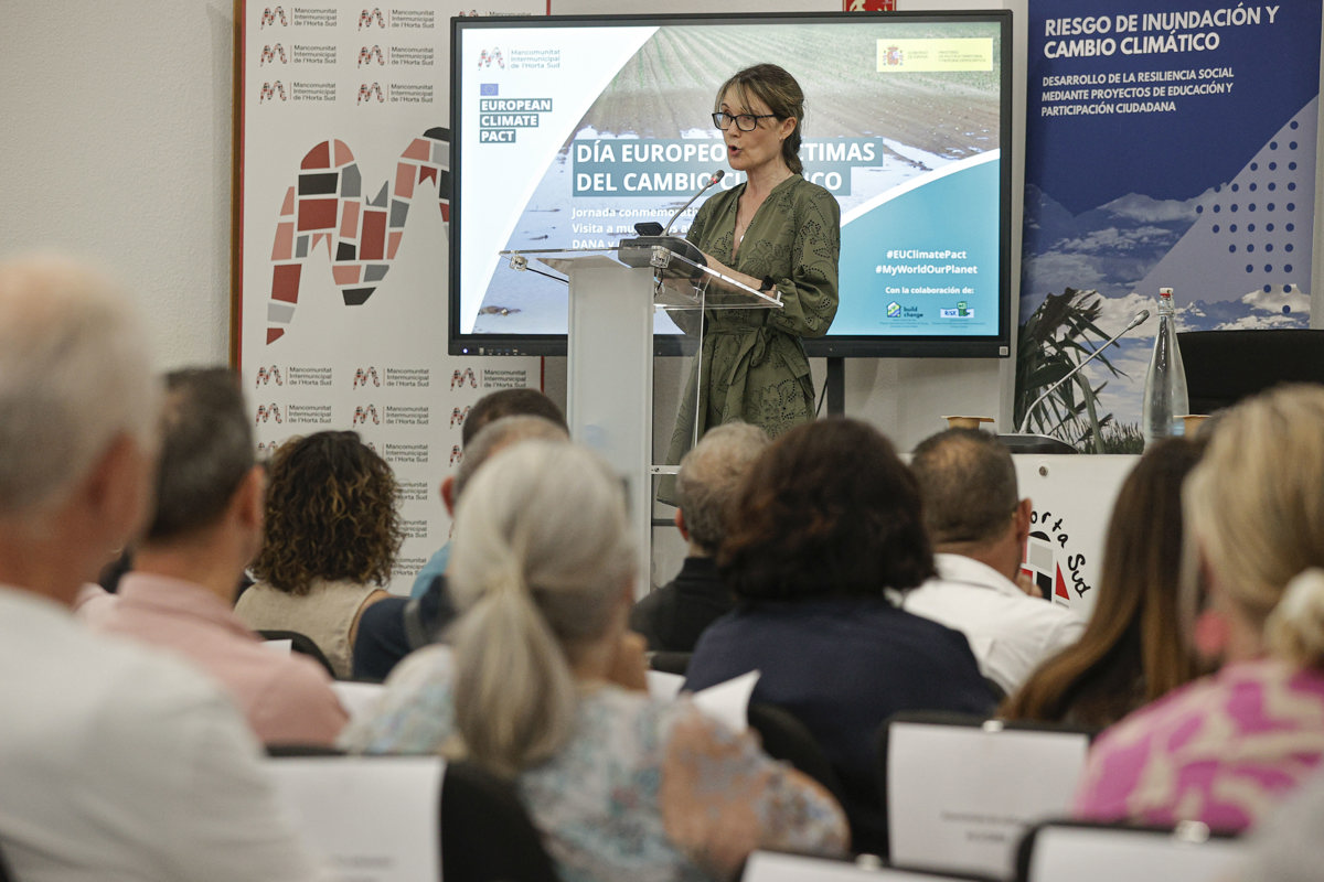 TORRENT (VALENCIA), 15/07/2025.- Las asociaciones de víctimas de la dana del 29 de octubre han alertado, durante el acto del Día Europeo de las Víctimas del Cambio Climático, de que el negacionismo del cambio climático "mata" y han instado a las distintas administraciones a tener en cuenta esta cuestión a la hora de afrontar futuros fenómenos climáticos extremos. En la imagen la presidenta de la Asociación de Víctimas Mortales de la Dana, Rosa Álvarez. EFE/Manuel Bruque
