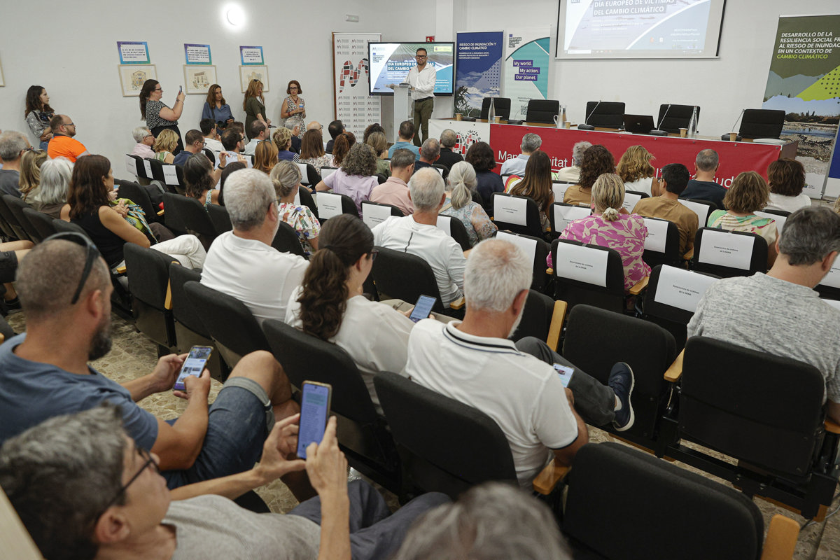 TORRENT (VALENCIA), 15/07/2025.- Las asociaciones de víctimas de la dana del 29 de octubre han alertado, durante el acto del Día Europeo de las Víctimas del Cambio Climático, de que el negacionismo del cambio climático "mata" y han instado a las distintas administraciones a tener en cuenta esta cuestión a la hora de afrontar futuros fenómenos climáticos extremos. En la imagen el presidente de la Mancomunitat Intermunicipal de l’Horta Sud, José Fra61isco Cabanes. EFE/Manuel Bruque