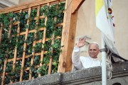 El Papa León XIV saluda a su llegada a Castel Gandolfo para pasar dos semanas de reposo estival, retomando una tradición interrumpida durante el pontificado de su predecesor, el papa Francisco. EFE/MASSIMO PERCOSSI