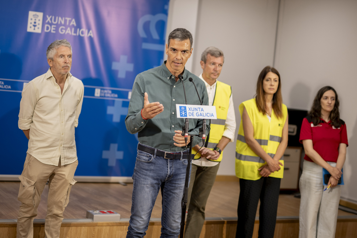 Foto de archivo (17/08/2025).- El presidente del Gobierno, Pedro Sánchez (2i), el presidente de la Xunta de Galicia, Alfonso Rueda (3d), y el ministro del Interior, Fernando Grande-Marlaska (i), visitan este domingo, el Centro de Coordinación Operativo Contraincendios de Ourense (Galicia). EFE/ Brais Lorenzo