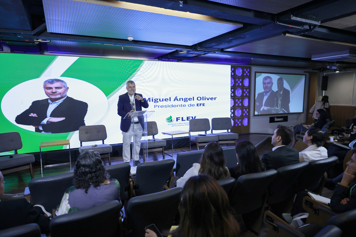 SAO PAULO (BRASIL), 04/09/2025.- El presidente de EFE, Miguel Ángel Oliver, habla durante la apertura del III Foro Latinoamericano de Economía Verde (FLEV) este jueves, en São Paulo (Brasil). Oliver resaltó la importancia de que los discursos climáticos se conecten y comprendan las emociones de la sociedad, durante la apertura del FLEV, organizado por la Agencia EFE en São Paulo. EFE/ Sebastiao Moreira